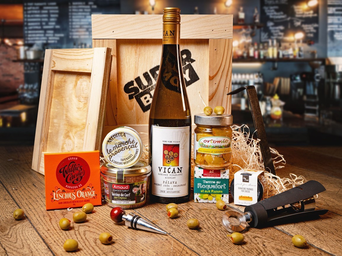 Superkisten mit trockenem Weißwein